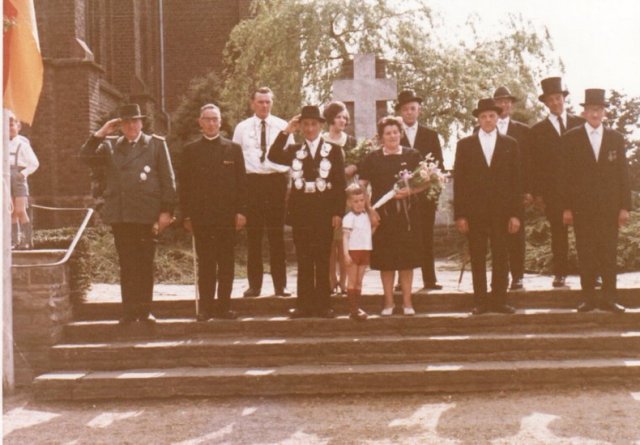 1967 Vorbeimarsch an der Kirche